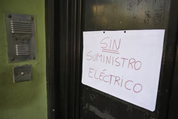 Calor extremo y cortes masivos de luz: cerca de 900 mil usuarios quedaron sin suministro en el AMBA