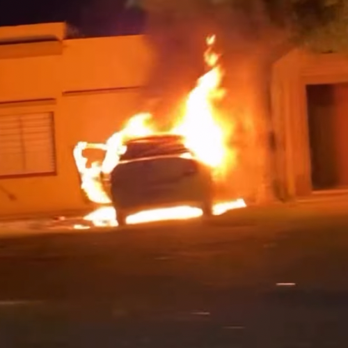 (Video) Se incendió un auto durante la madrugada del domingo