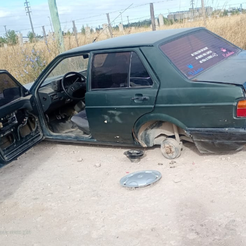 Robaron un auto, lo abandonaron sin combustible y se llevaron la batería y gomas