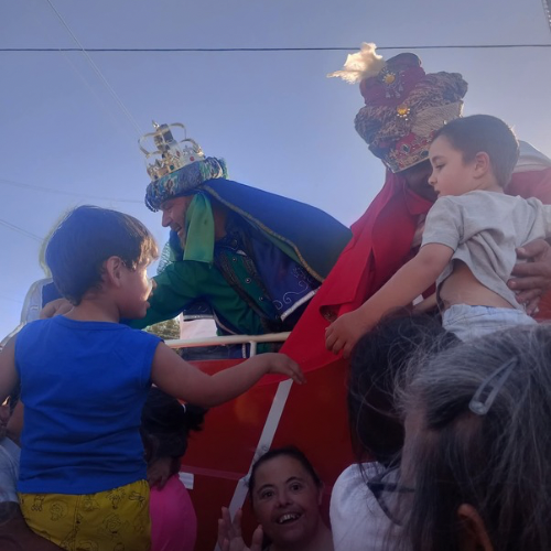 Los Reyes Magos recorrieron Tres Arroyos y Claromec&oacute; ante una multitud