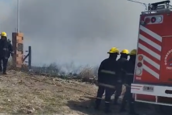 (Videos) Importante incendio de pastizales en la zona de Aconcagua al 400 y Rodr&iacute;guez Pe&ntilde;a al 1200