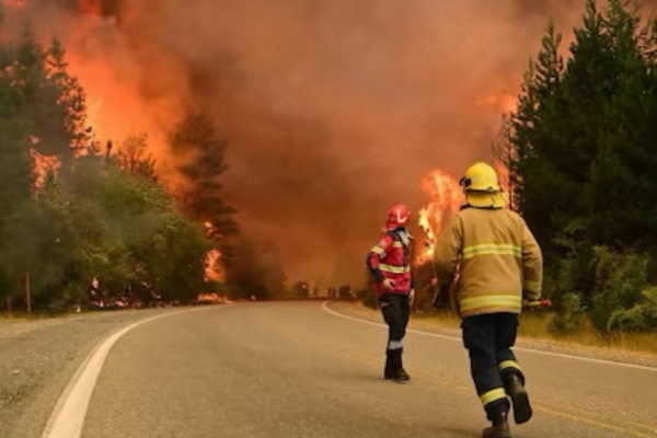 Chubut: el fuego vuelve a avanzar en Epuy&eacute;n y rige la cat&aacute;strofe &iacute;gnea