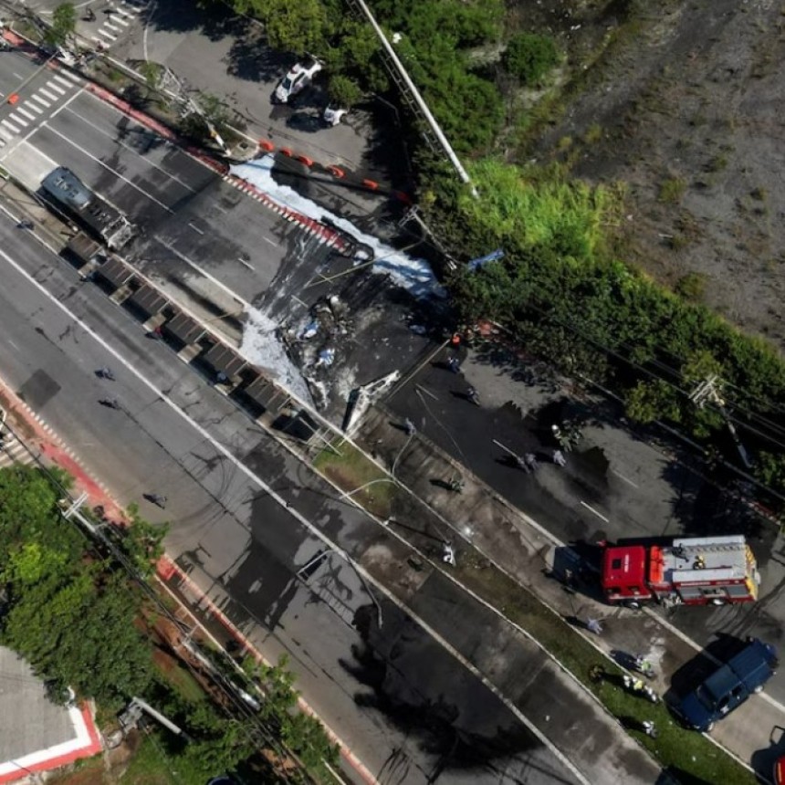 Cay&oacute; un avi&oacute;n sobre una avenida de San Pablo: dos muertos y siete heridos