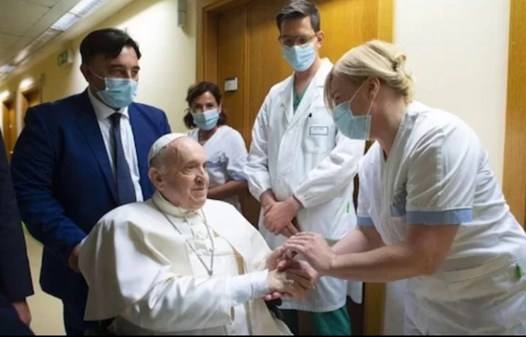 El Vaticano confirm&oacute; que el papa Francisco tiene neumon&iacute;a bilatera