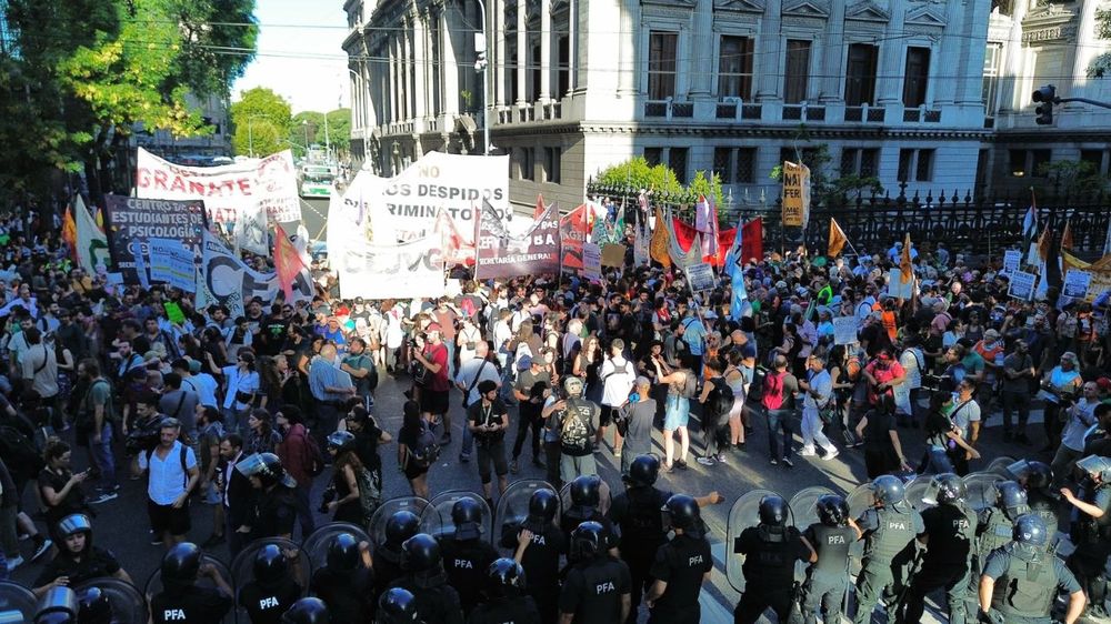 La polic&iacute;a avanz&oacute; contra jubilados y trabajadores del Garrahan en una movilizaci&oacute;n 