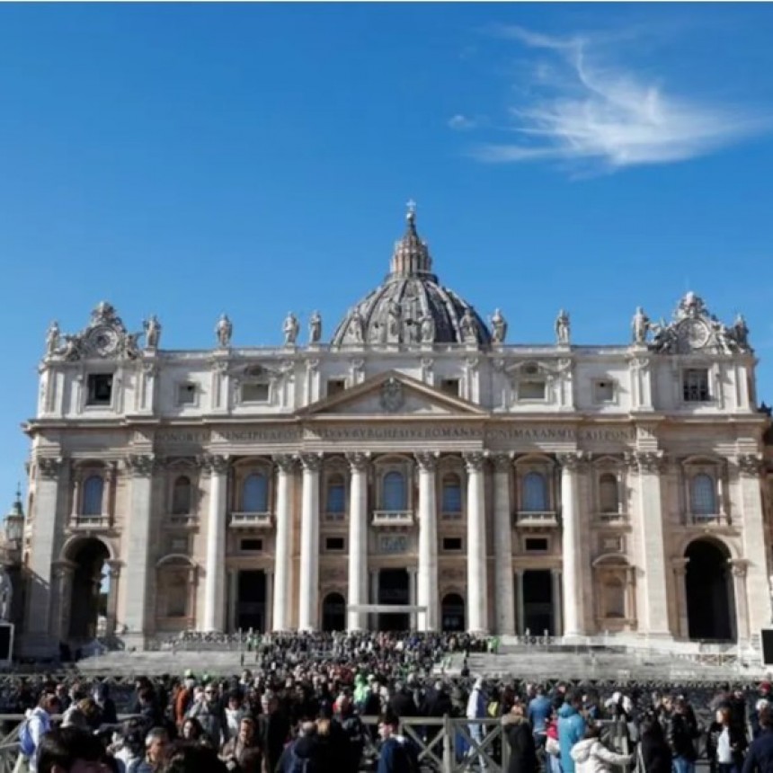 Fieles de todo el mundo se congregan en el Vaticano para rezar por la salud del Papa Francisco