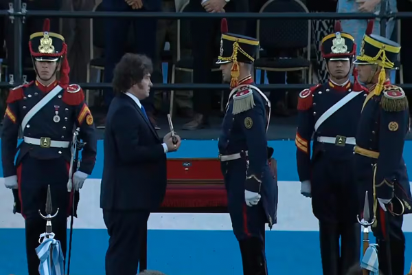 Milei encabezó la entrega del sable corvo de San Martín y lo reivindicó como símbolo nacional