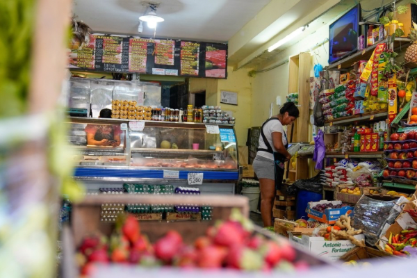 Una familia tipo necesitó más de $1.360.000 en enero para no ser considerada pobre, según el INDEC