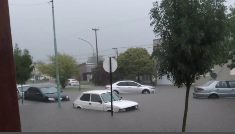 Graves inundaciones afectan a Carhué, Guaminí y Suárez