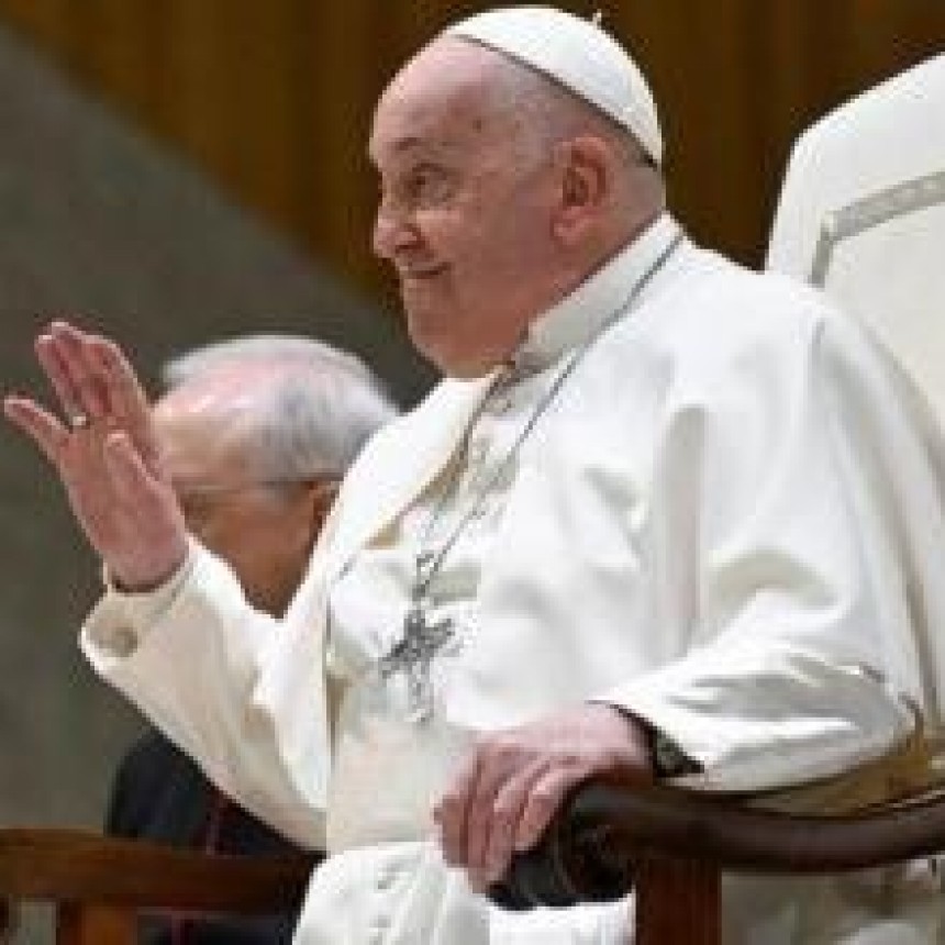 El Vaticano comunic&oacute; que el Papa se mantiene "estable"