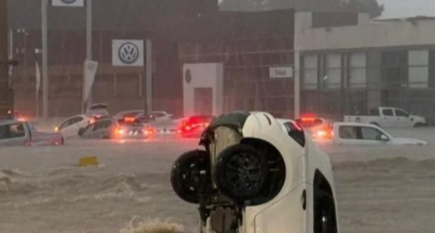 Temporal en Bah&iacute;a Blanca: 300 mm de lluvia, evacuaciones y alerta roja (videos)
