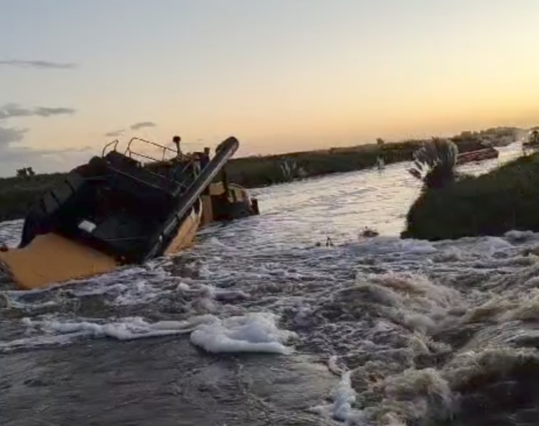 Una cosechadora cay&oacute; al R&iacute;o Quequ&eacute;n Salado (video)