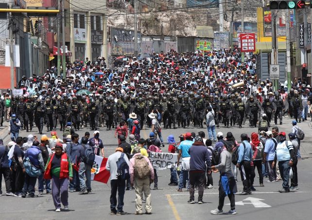Per&uacute; declara estado de sitio en Lima y Callao: militares patrullar&aacute;n las calles para enfrentar la delincuencia