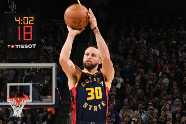 El tiro imposible de Curry (video)