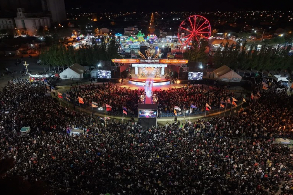 Multitudinario cierre de la Fiesta Provincial del Trigo con Luck Ra