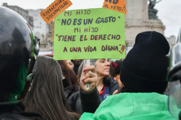 Represi&oacute;n policial en una movilizaci&oacute;n contra cambios en la Ley de Discapacidad
