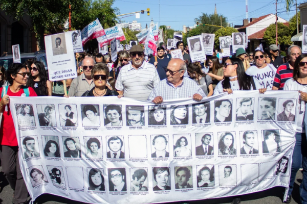 Tres Arroyos march&oacute; por la memoria a 50 a&ntilde;os de la &uacute;ltima dictadura