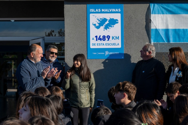 Acto oficial en la Escuela Secundaria N&deg; 9 en conmemoraci&oacute;n de Malvinas