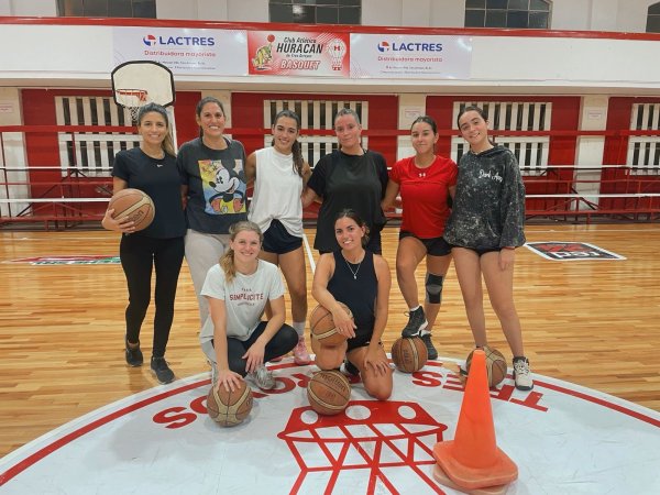 B&aacute;squet: Hurac&aacute;n presenta su equipo femenino y formativas