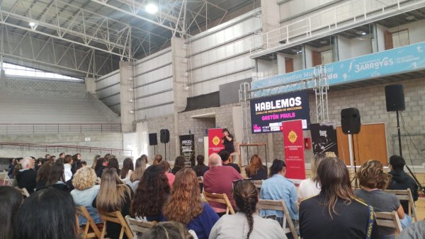 Gran convocatoria en la charla de Gast&oacute;n Pauls sobre adicciones