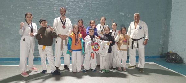 Karate en Tres Arroyos: clase abierta con destacados referentes en el Polideportivo