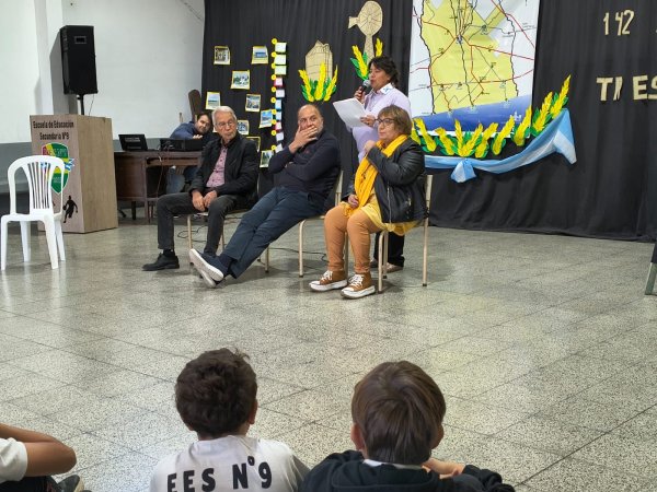 Acto en la Escuela Secundaria N&deg;9 por el aniversario de Tres Arroyos