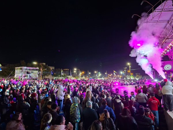 Tres Arroyos celebr&oacute; su 142&deg; aniversario con desfile, m&uacute;sica y gran participaci&oacute;n