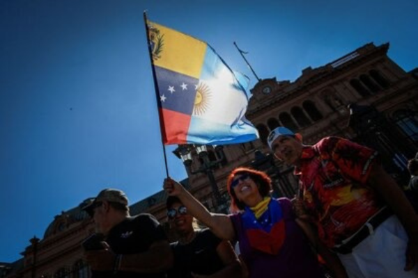 El Gobierno endurece las pol&iacute;ticas migratorias: cambios en salud, educaci&oacute;n, permanencia y deportaciones