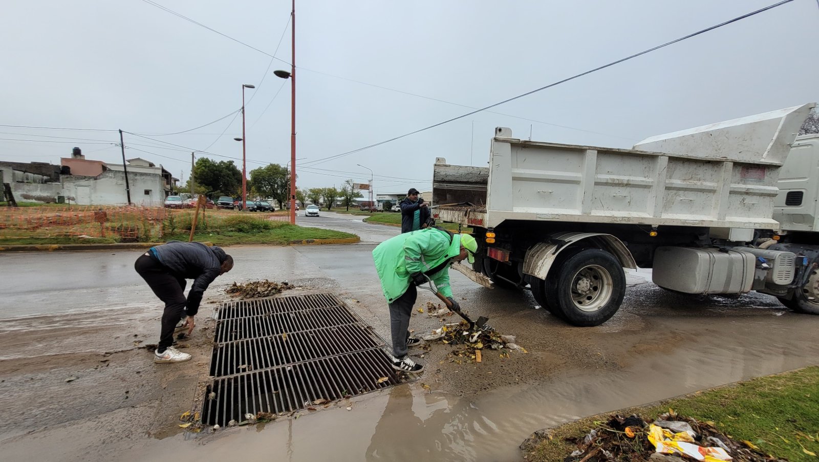 Cuadrillas municipales trabajaron en distintos puntos de la ciudad tras el temporal