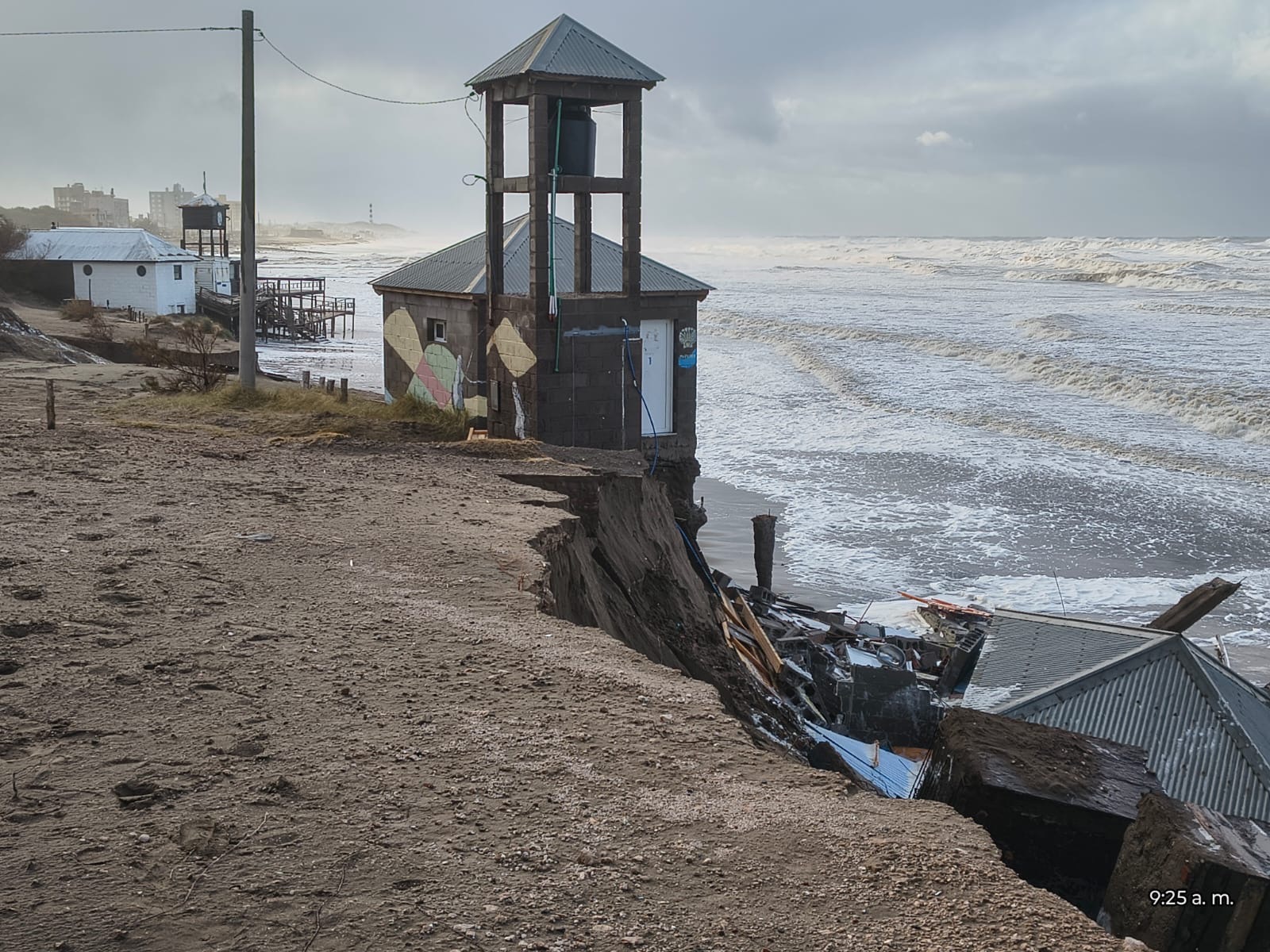 Los balnearios locales afectados por el fuerte temporal y el avance del mar (videos)