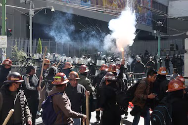 Tensi&oacute;n y represi&oacute;n en Bolivia: manifestantes llegaron a La Paz para exigir la renuncia del presidente