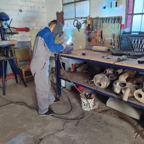Abri&oacute; sus puertas &ldquo;Auto Escapes Los Hermanos&rdquo; en Azcu&eacute;naga 864