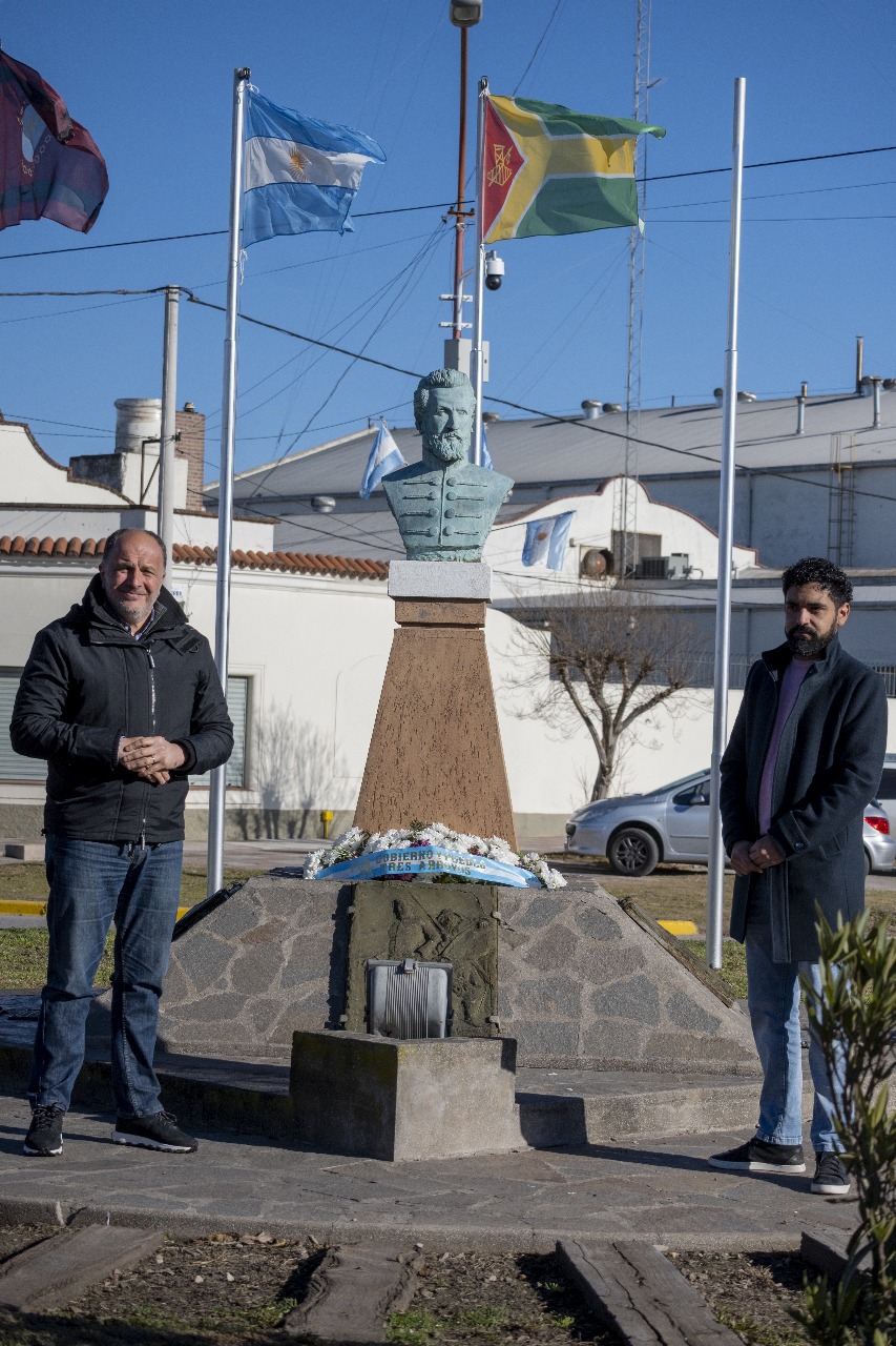 D&iacute;a Nacional de la Libertad Latinoamericana: ofrenda floral en el busto de G&uuml;emes 