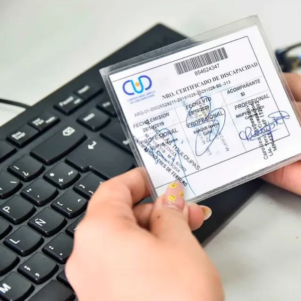 El Gobierno aclar&oacute; que las personas con discapacidad podr&aacute;n seguir viajando sin costo con el CUD f&iacute;sico