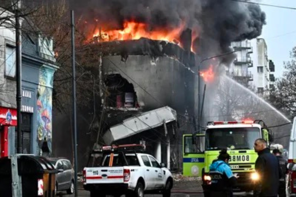 Incendio y derrumbe en un depósito de electrodomésticos en La Plata