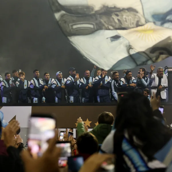 La Selecci&oacute;n Argentina regres&oacute; al pa&iacute;s y recibi&oacute; el cari&ntilde;o de los hinchas en Ezeiza