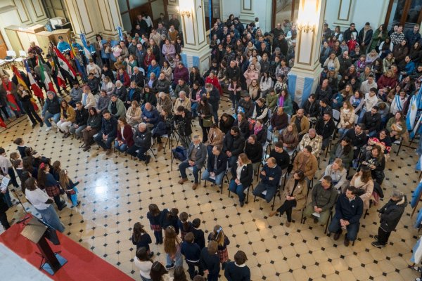 Tres Arroyos conmemor&oacute; el D&iacute;a de la Independencia con un emotivo acto en el Palacio Municipal