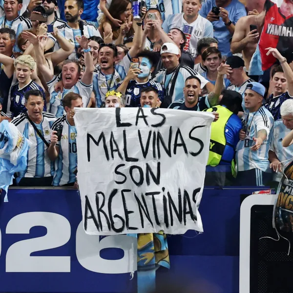 El origen de la bandera de Malvinas que despleg&oacute; la Selecci&oacute;n Argentina tras eliminar a Inglaterra
