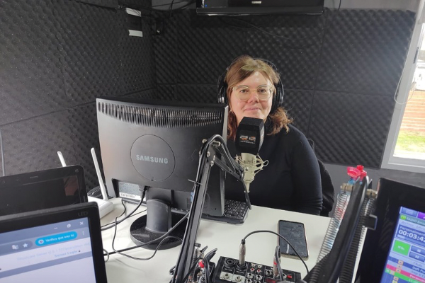 Comenzó el programa “Sin pelos en la lengua” con Andrea Elgart