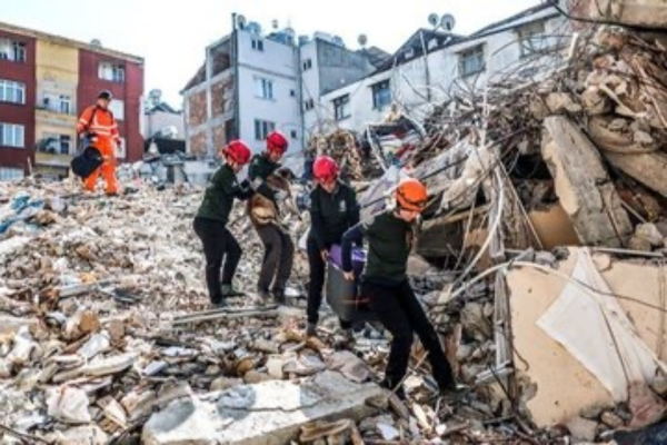 Un sismo de magnitud 6,1 deja un muerto y 29 heridos en Turqu&iacute;a