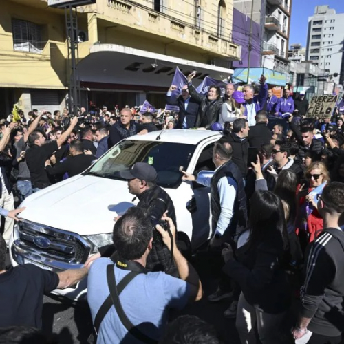 La caravana de Milei en Lomas de Zamora termin&oacute; en caos