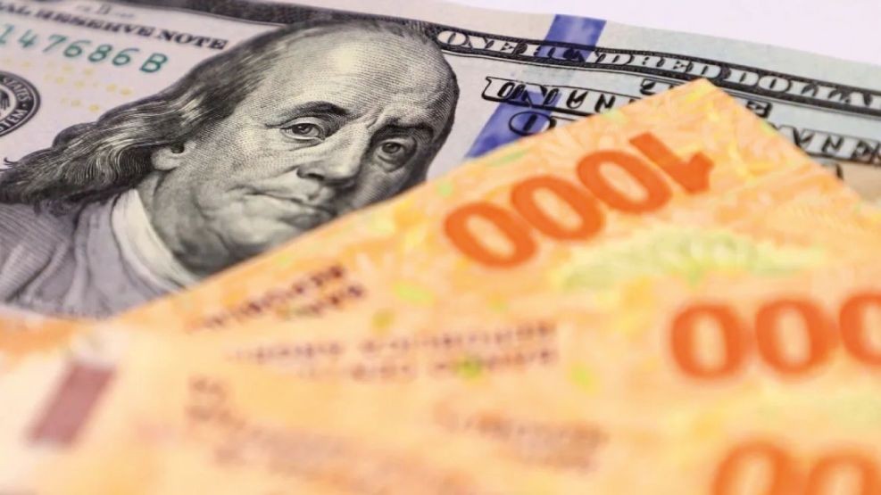 El dólar oficial escaló a $1.425 en una jornada volátil