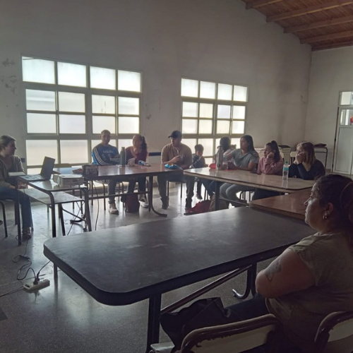 Taller “Tejiendo cuidados, criando con amor” en la EP Nº 2
