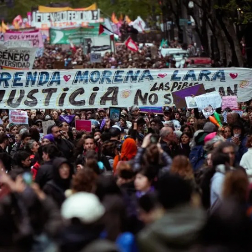 Marcha en Buenos Aires exigiendo justicia por el triple feminicidio de Florencio Varela