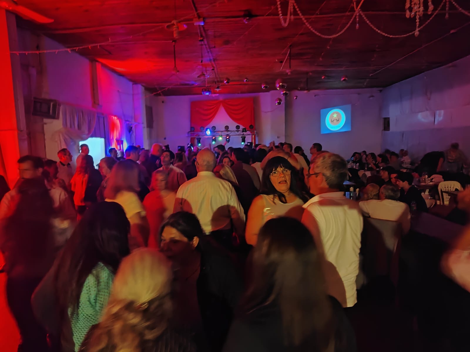Gran &eacute;xito de la Fiesta Roja en el Club Independiente