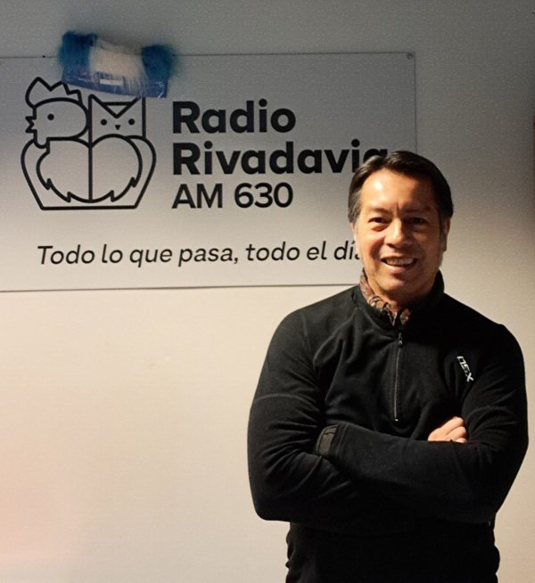 Oscar Choy, una voz que conecta en la trasnoche de Radio Rivadavia
