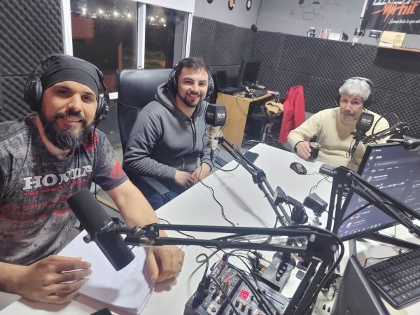 Mat&iacute;as Pereyra, piloto tresarroyense de Minicross, visit&oacute; FM Hit