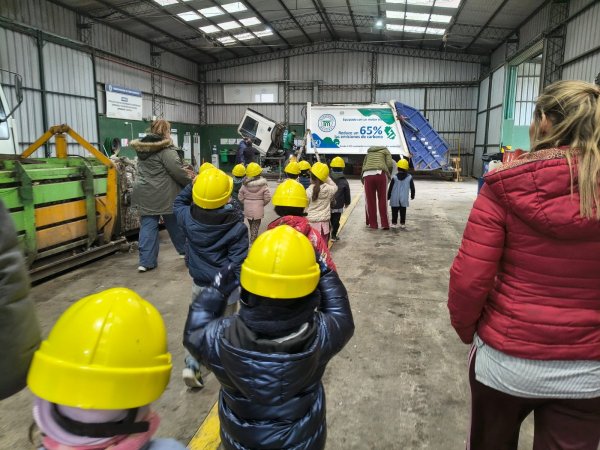 Alumnos del Jard&iacute;n N.&ordm; 913 visitaron la planta de separaci&oacute;n de residuos
