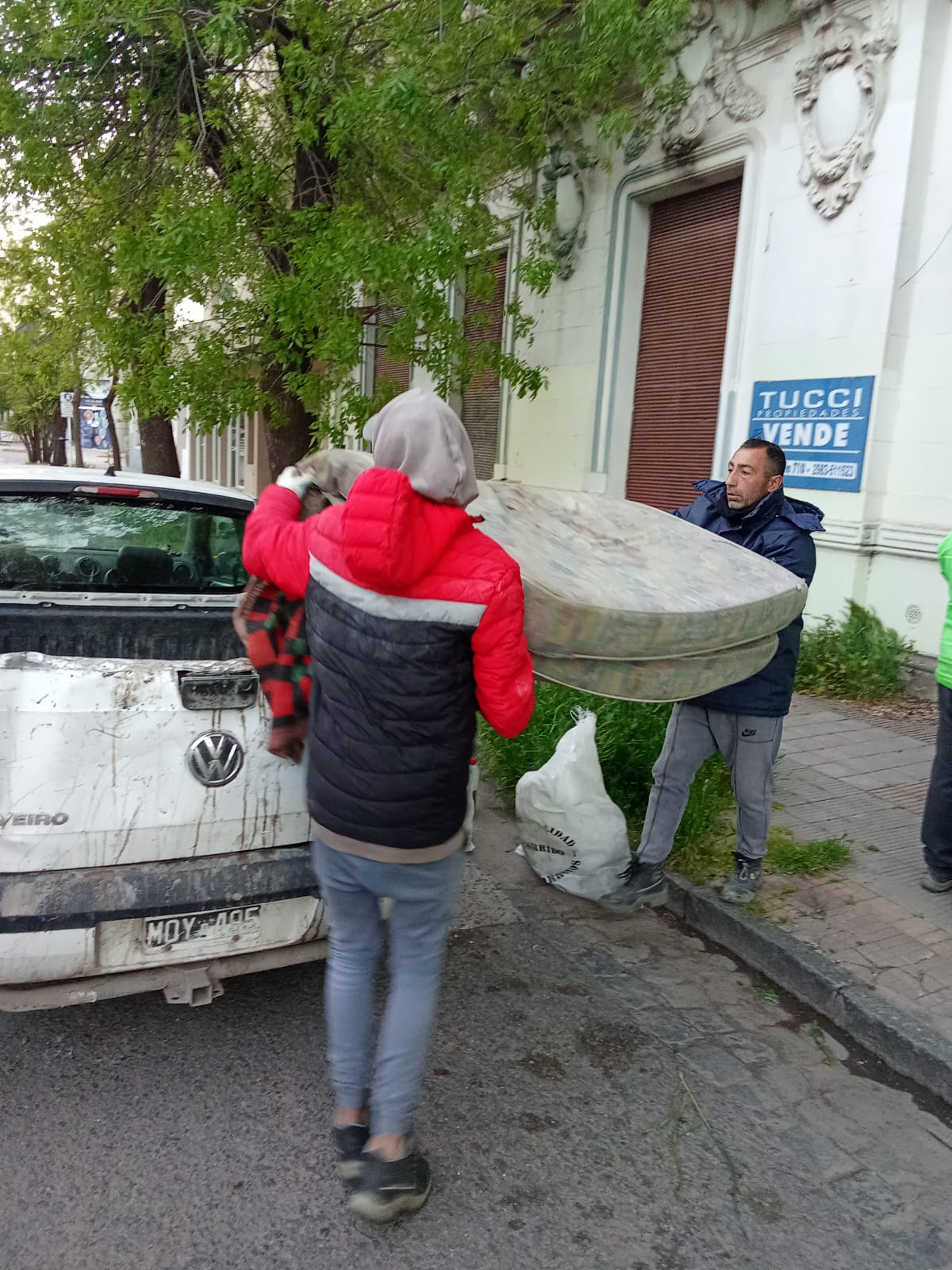 Limpieza e intimación por falta de mantenimiento en un edificio de calle Betolaza