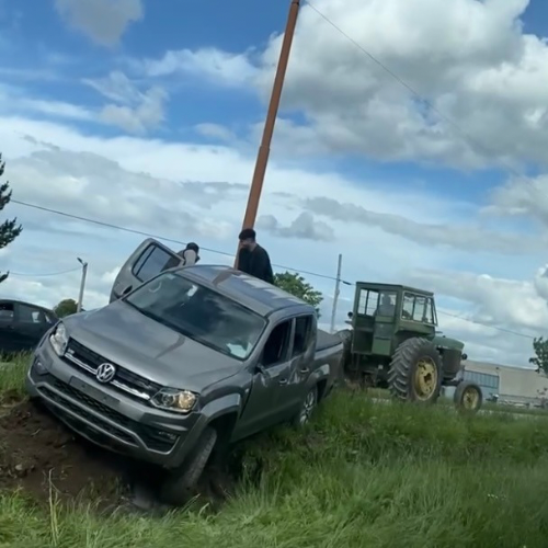 Una camioneta cayó a la banquina en la Ruta 228